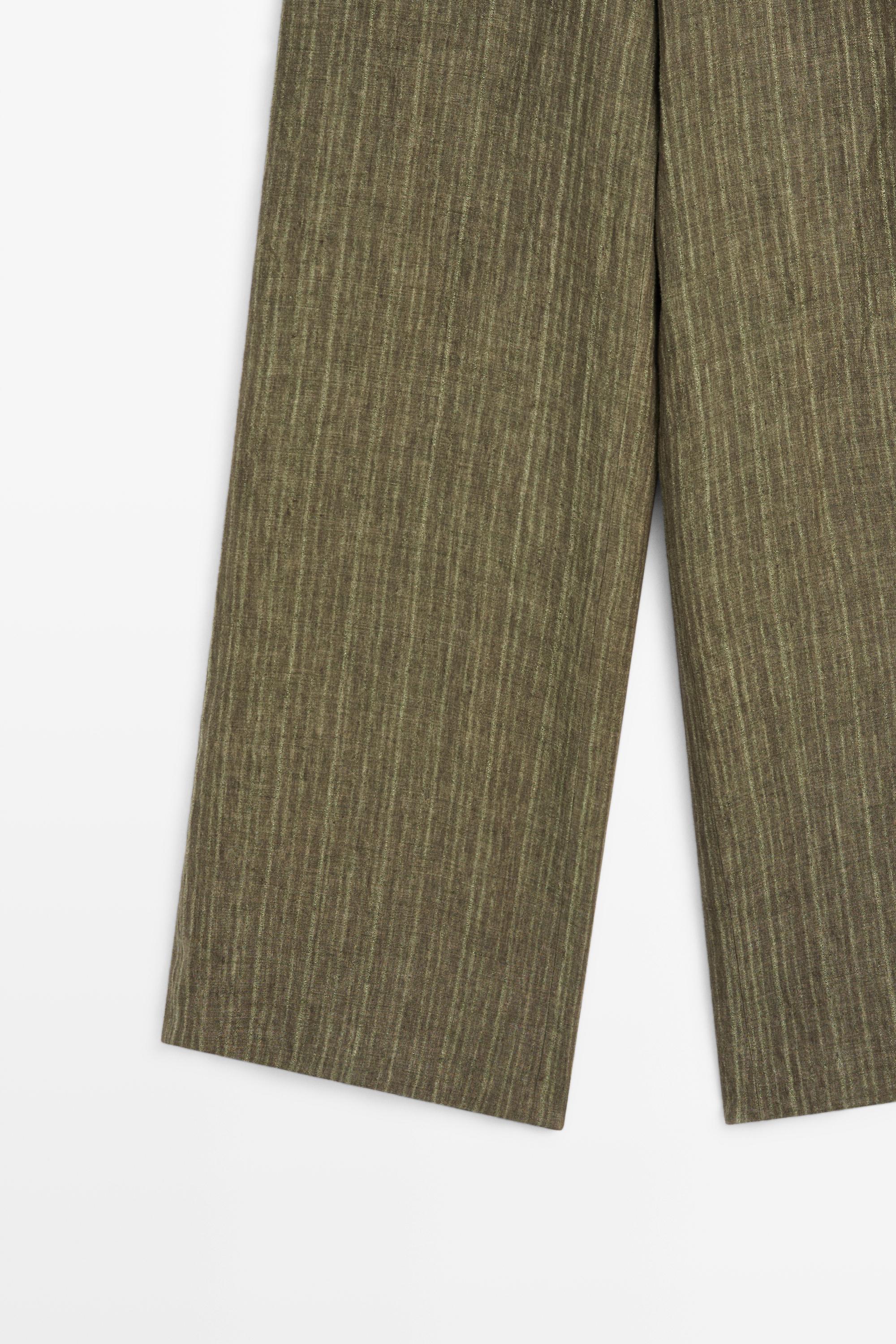 Total look linen trousers with corset belt detail